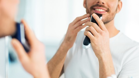 Uomo che si fa la barba con il rasoio